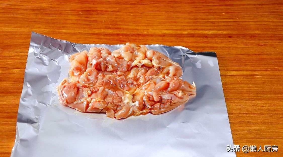 做鸡腿时，鸡肉里面包着咸蛋黄，记住这1点，没有腥味