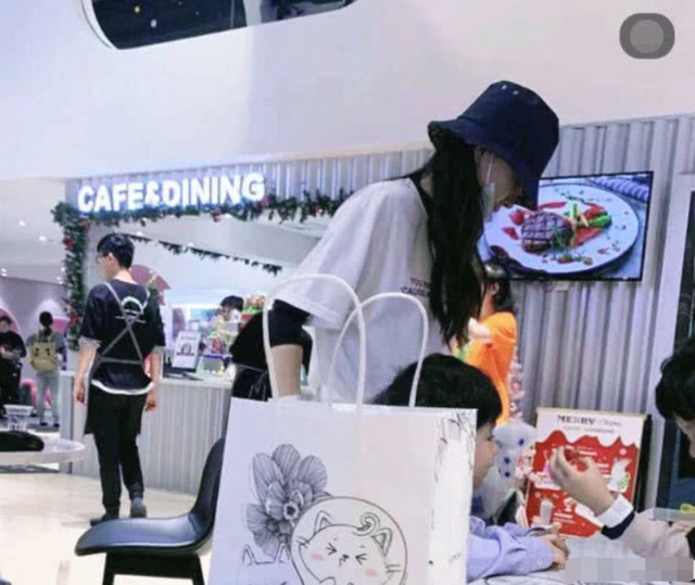 陈晓陈妍希送儿子上学，小星星走出大哥步伐，穿校服肉乎乎太可爱