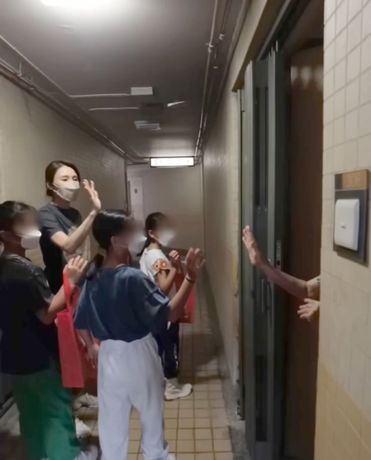 黎姿带3个女儿做善事，为独居长者送中秋礼物，人美心善超暖心