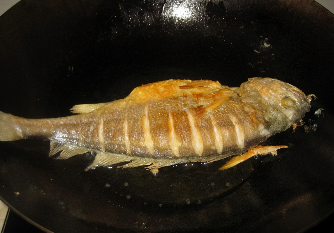 Fried fish always breaks the skin?  Learn 3 methods of frying fish, applicable to any fish, the skin is complete, the skin is fragrant and the meat is tender