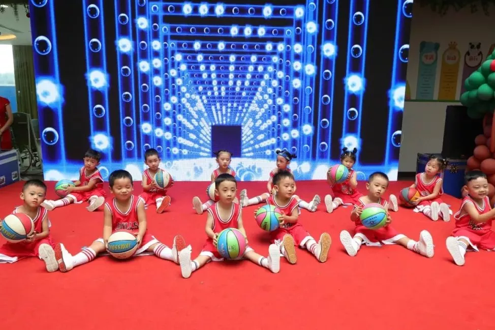 五龙新城汇爱幼稚园丨日落归山海，篮球陪少年
