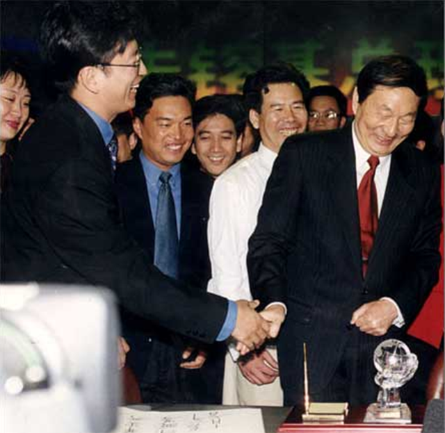 回顾上海证券交易所成立，朱镕基曾向邓小平汇报，邓：你只管做