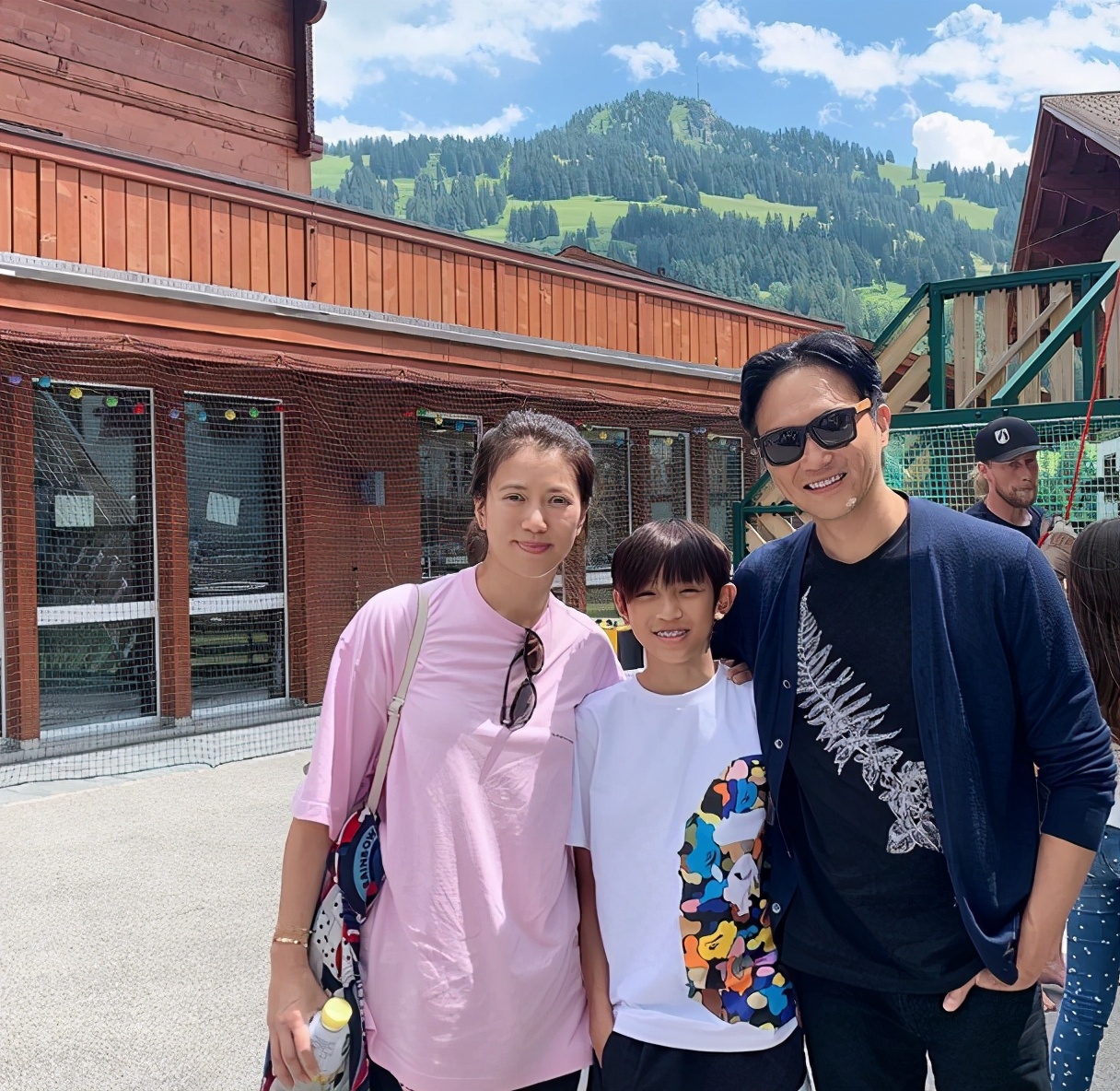 袁咏仪让儿子陪逛街，魔童身高赶上妈妈还模仿张智霖全程伺候靓靓