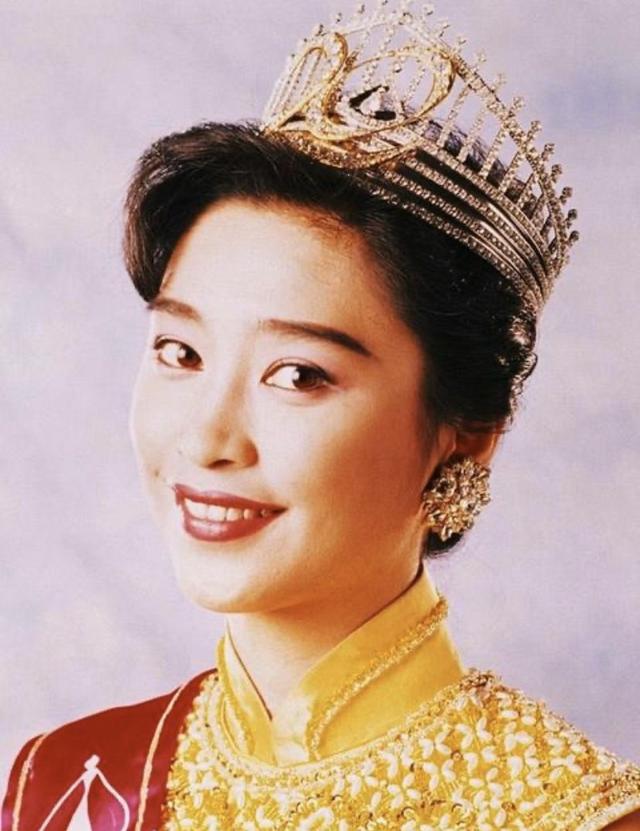 李克勤妻子卢淑仪冻龄身材获激赞，两夫妻每月