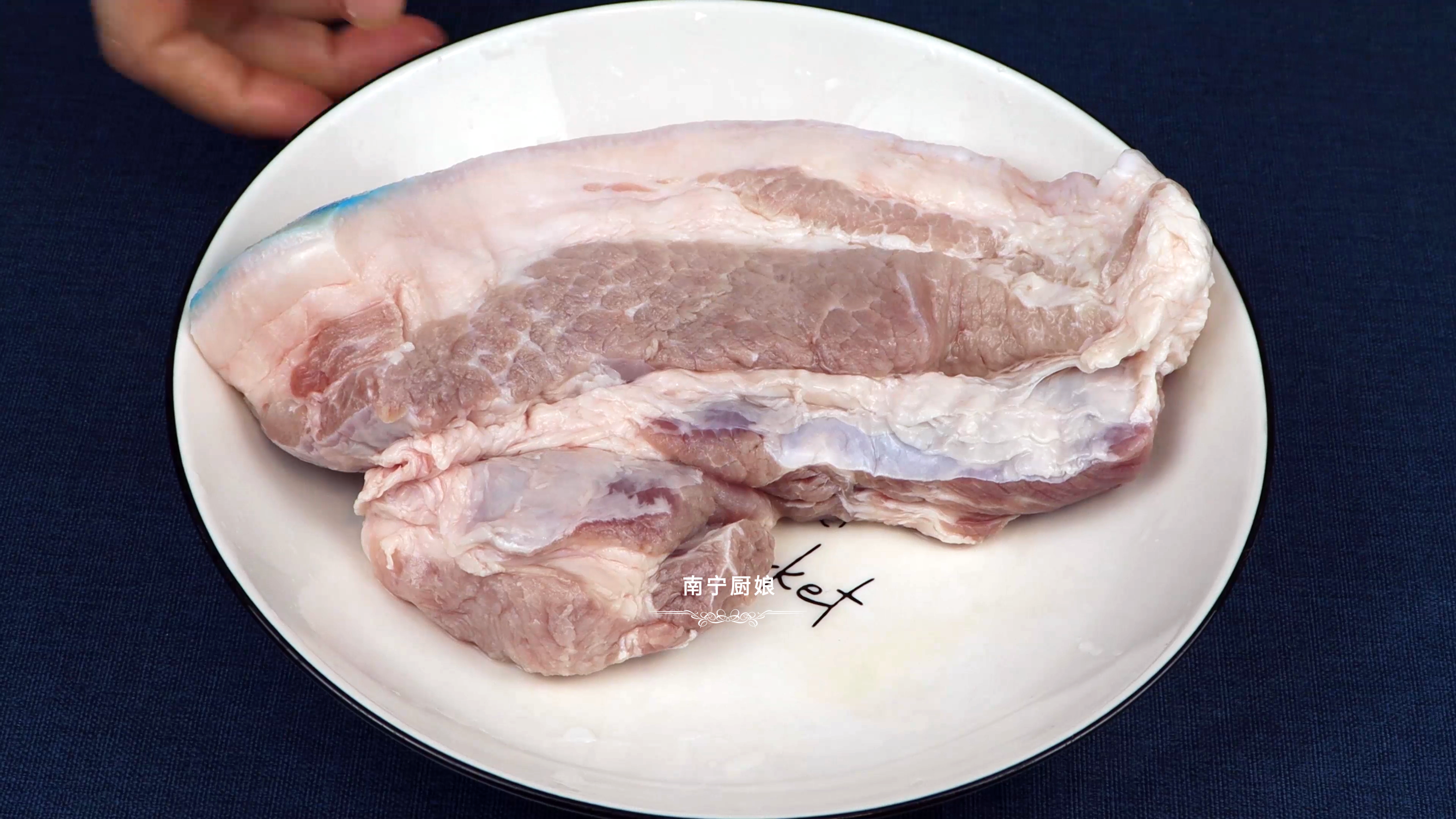 解冻肉时，用热水解冻是不对的，大厨教你一招，解冻快速还能去腥