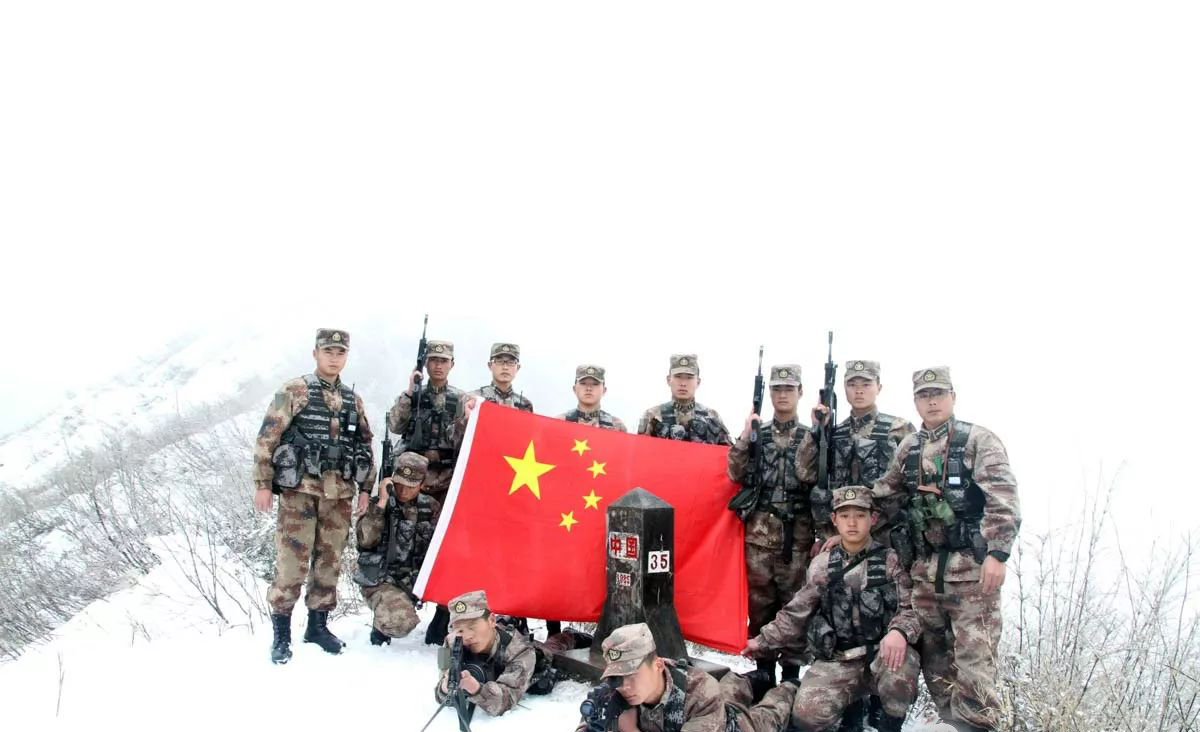 向他们致敬！中国有这样一群战士：国旗升起后必须马上就要降下