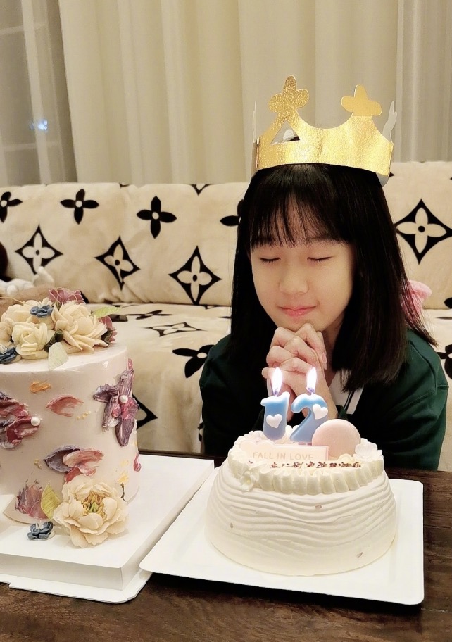 陸毅為12歲女兒慶生，貝兒蛋糕前許願，恬靜美好高顏值堪比校花