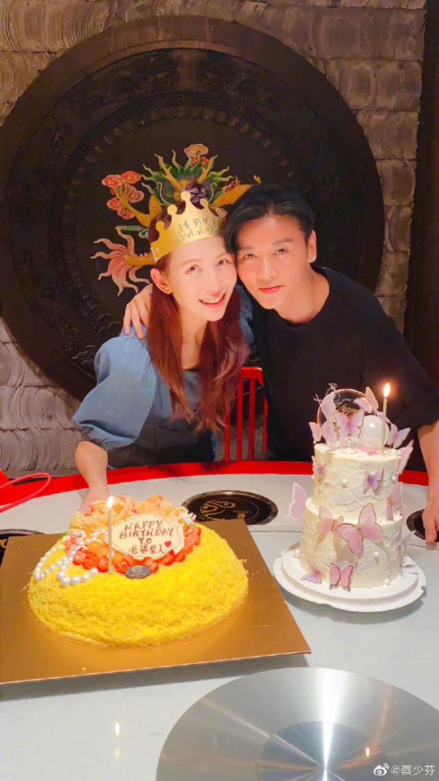 张晋蔡少芬一家过中秋，俩女儿越长越像双胞胎，乐儿扎小辫像女孩