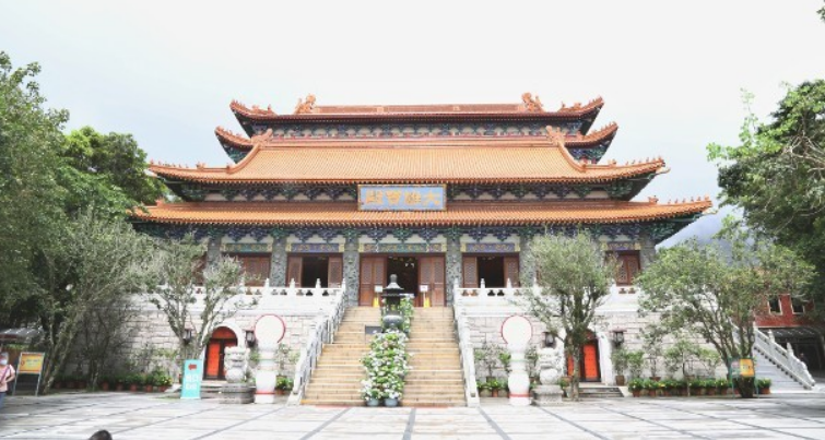 赌王去世头七家属请高僧做法事，四房集体现身