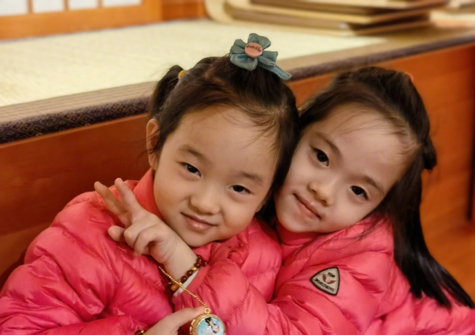 迪士尼五週年，星二代云集：孫莉女兒穿漢服，楊威曬雙胞胎姐妹花