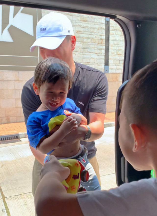 胡杏儿老公晒仨儿子时隔三个月团聚，奕霆奕霖争相亲吻弟弟超有爱