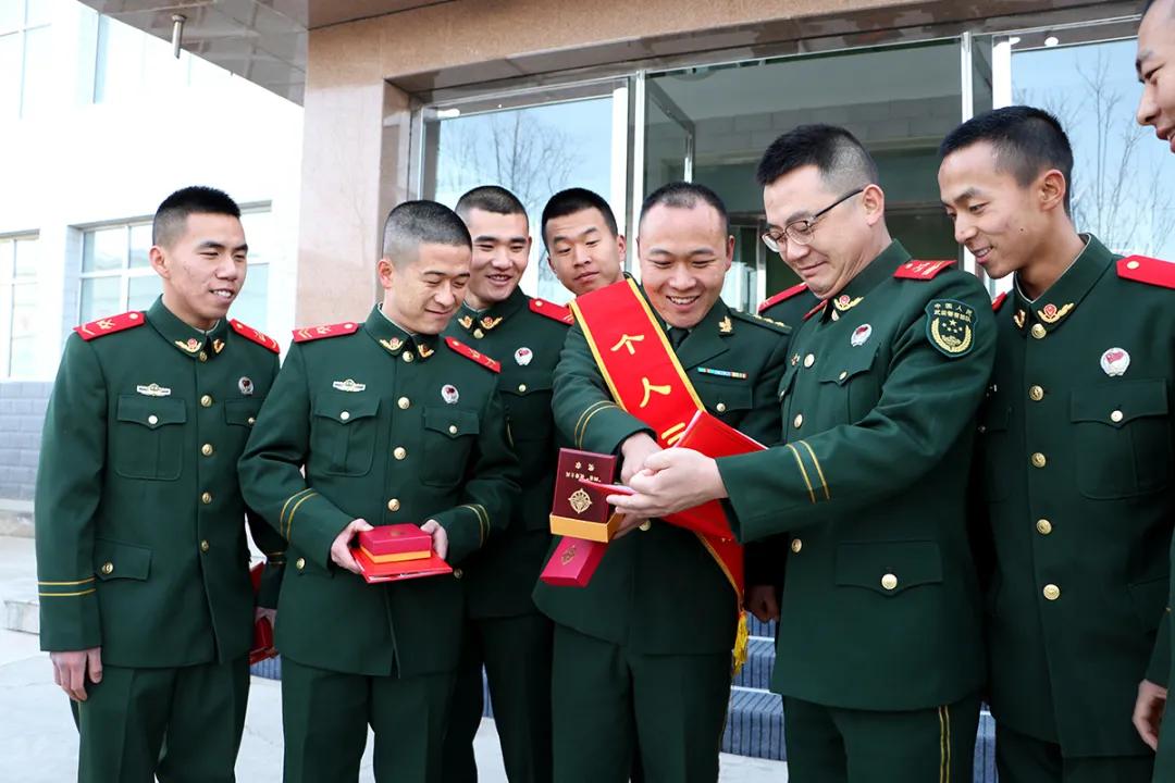 ���Ƚ����á��侯<a href=http://www.cngansu.cn/news/ target=_blank class=infotextkey>����</a>�ܶӰ���֧�� | ½����82���ž�ĳ��