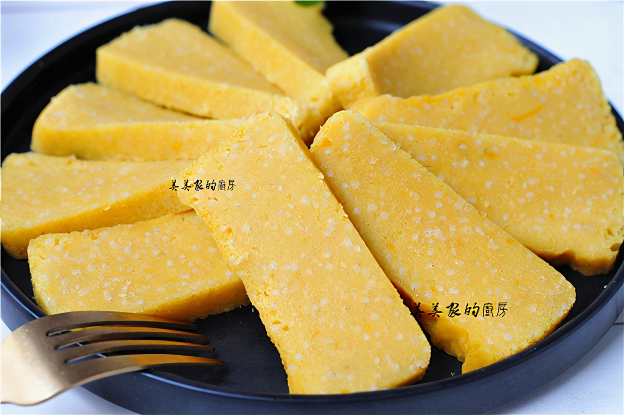 南瓜加一把小米，上鍋一蒸，清爽柔軟，香甜爽口，當早餐最開胃