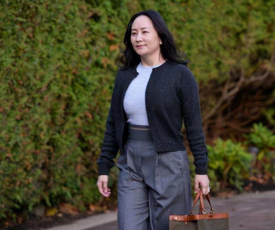 孟晚舟还在远方，妹妹姚安娜却要出道？她们相