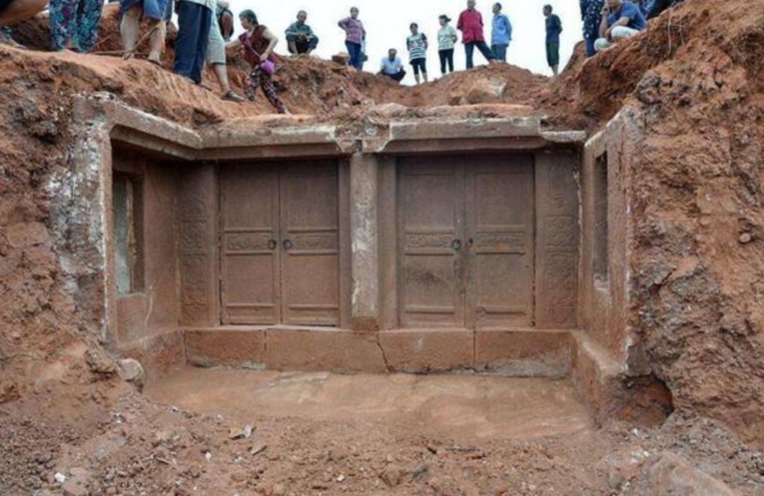 江苏工地挖到一处合葬墓，出土一文物，专家估价6亿