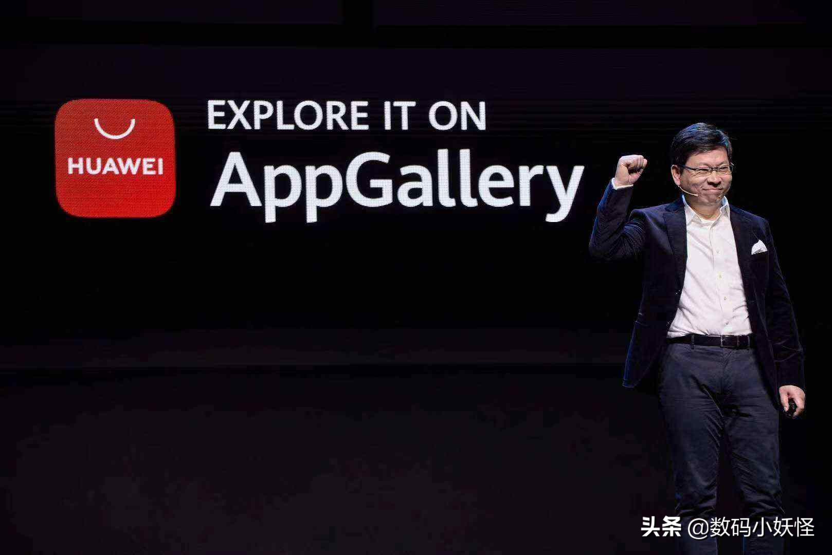 华为解锁新成就！新系统用户突破1亿，鸿蒙系统也传来了新消息