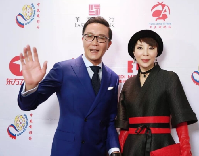 吴刚妻子才叫会保养，一把年纪了脸还溜光水滑