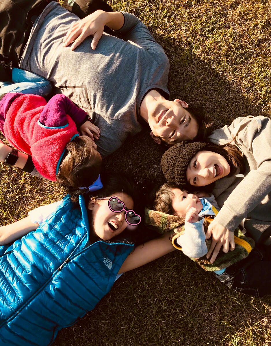 梧桐妹晒咘咘试戴眼镜，文绉绉书生气十足，姐妹俩越来越像