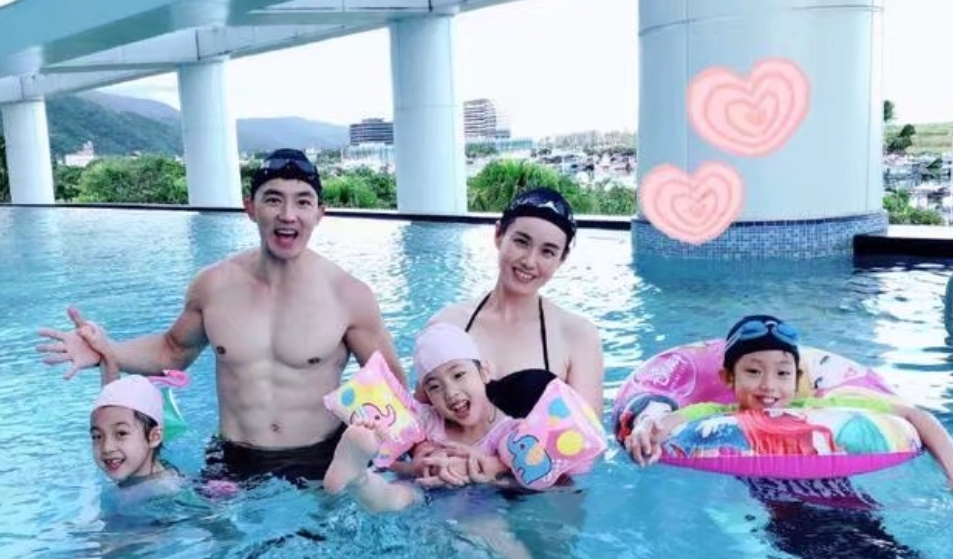 刘畊宏用蜻蜓逗女儿，小泡芙害怕直摇头，长发飘飘颜值高