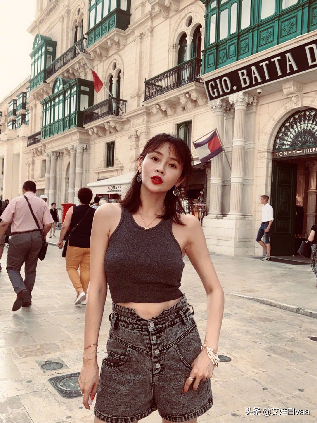 于明加新造型真丰满，穿紧身背心还露肩带，3