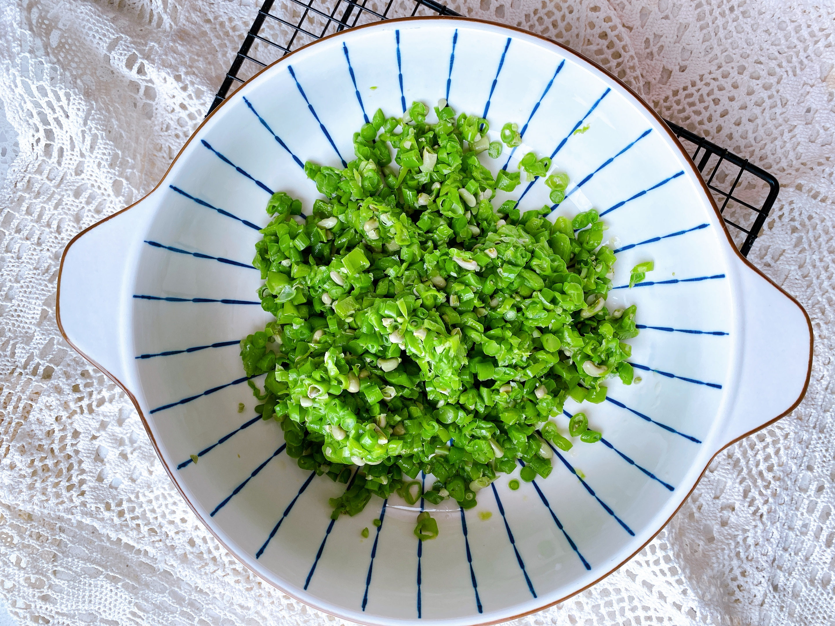 豆角做成饺子原来这么好吃，颜色翠绿不发黄，皮薄馅多，鲜嫩多汁