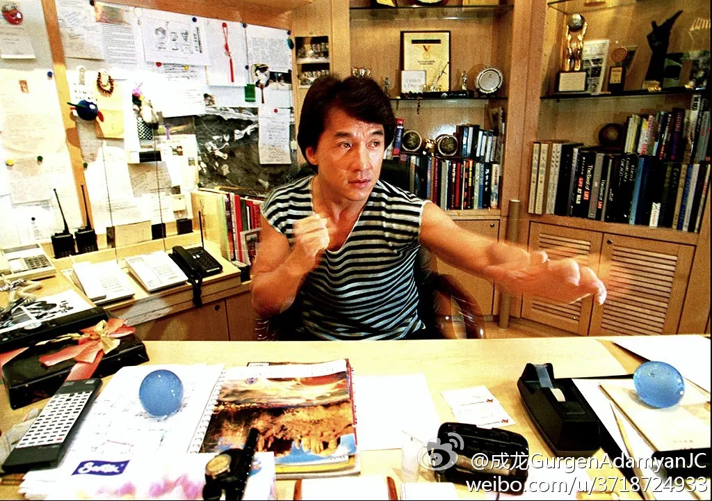 “人傻錢多”的成龍：被楊受成戲耍，請客花1600萬，包店只為報仇