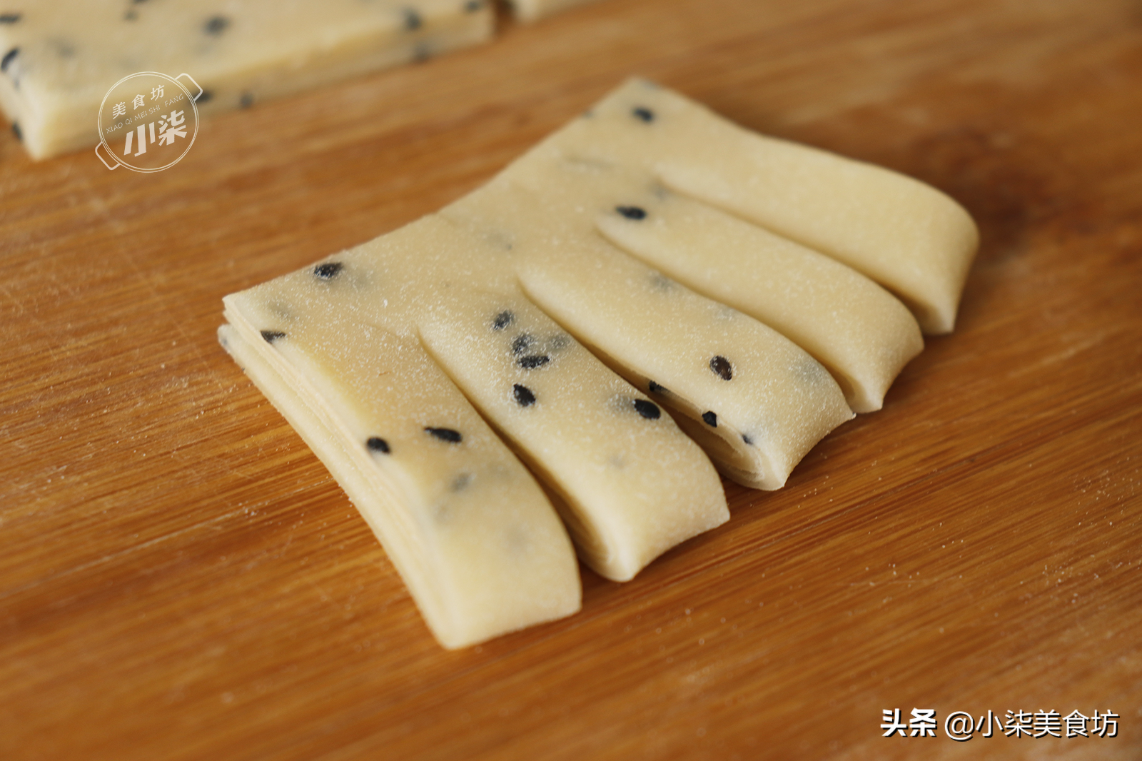 過年教你炸麻葉，學會一個和麵小技巧，一捏酥得掉渣，小時候味道