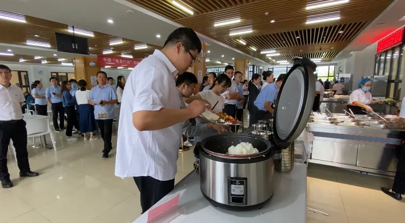 泾河新城机关食堂拒绝浪费践行“光盘行动”