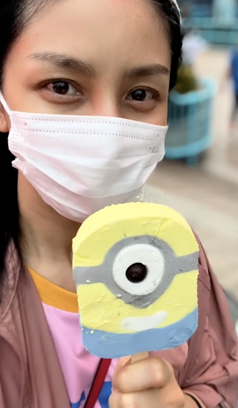 沙溢全家打卡环球影城，胡可无美颜自信怼脸拍，安吉小鱼儿齐长胖