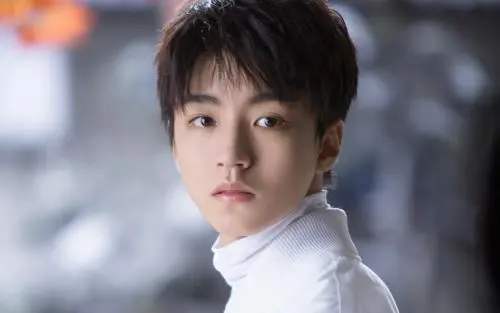 王俊凯节目现场发火，质疑评审团评审标准，粉