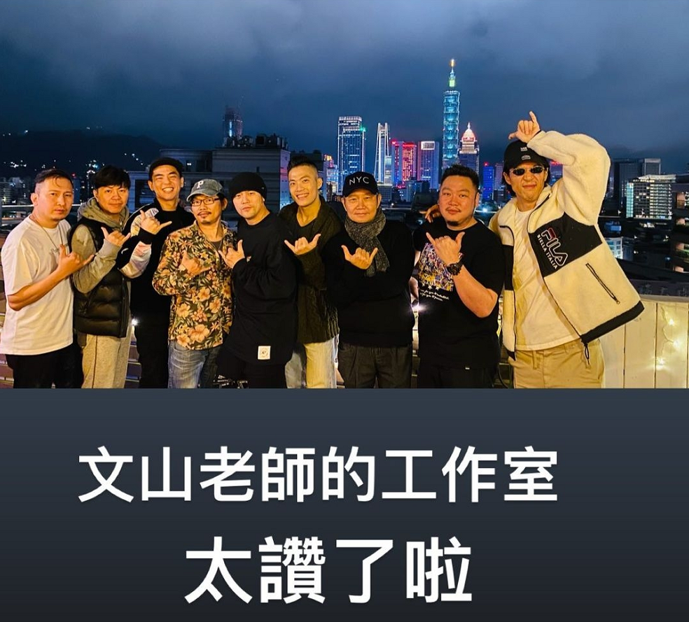 周杰倫攜媽媽妻子拜訪方文山，單臂摟住昆凌大方秀恩愛