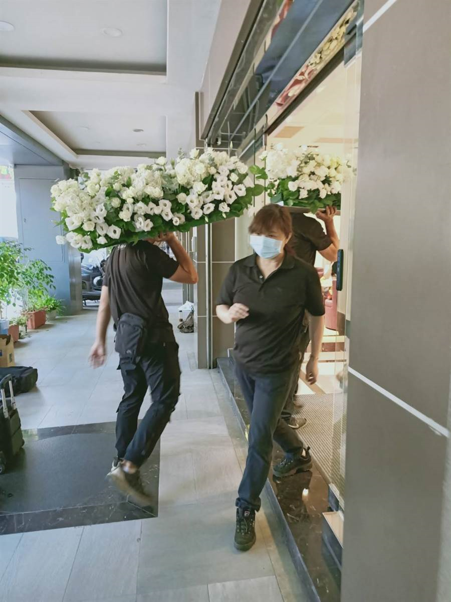 黄鸿升灵堂布置曝光！被白色花朵包围，遗照帅气阳光