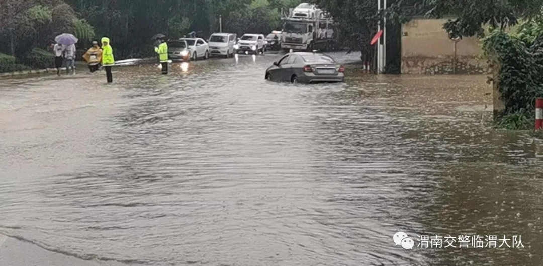 临渭交警：我为群众办实事 雨中“荧光绿” 守护群众安全行