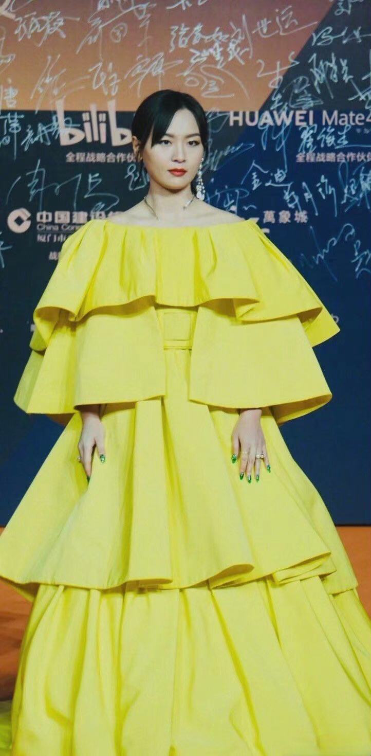 明星红黑榜：奚梦瑶一出手就是王炸，关晓彤穿