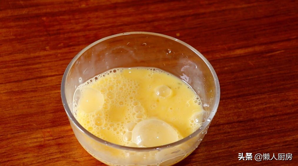 Don’t just make sandwiches for toast. Add milk and 2 eggs to make it more delicious.