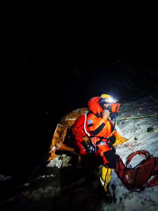 珠峰测量登山队预计上午10点到11点登顶