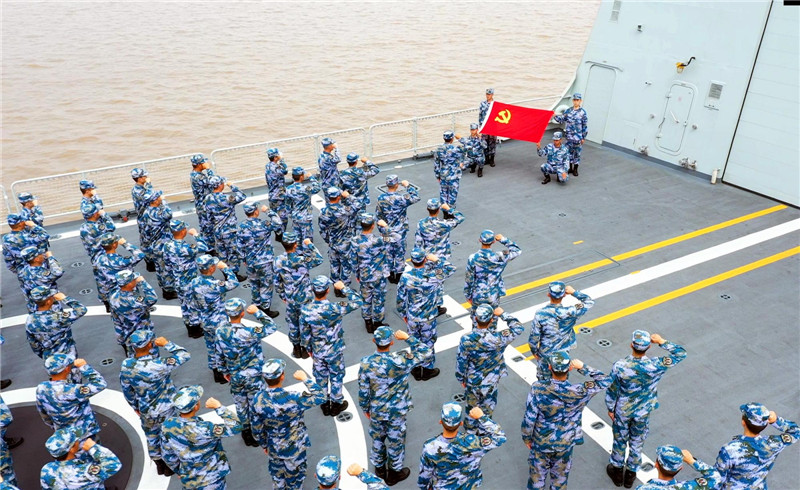东部战区海军某驱逐舰支队举行“百人宣誓”活动
