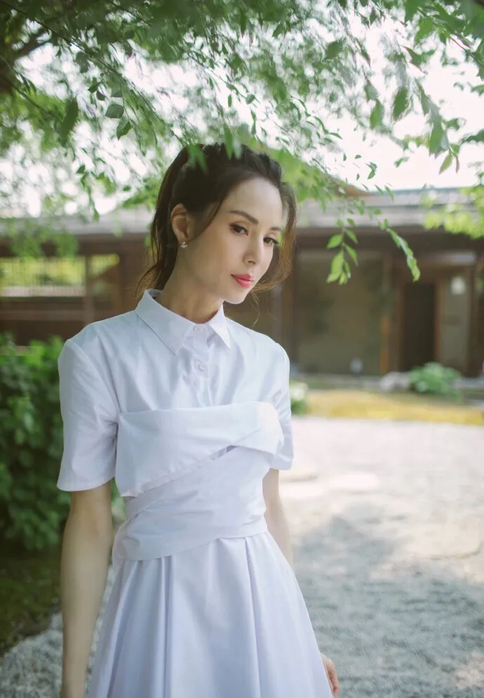 53岁李若彤的马甲线,犹如20岁少女,同款腹肌,这5个动作经常练
