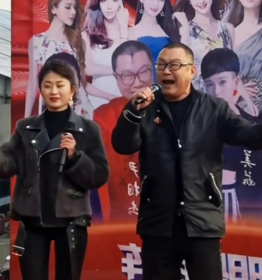 51岁尹相杰与新搭档商演，舞台简陋没人听，衣服吊牌都不摘？