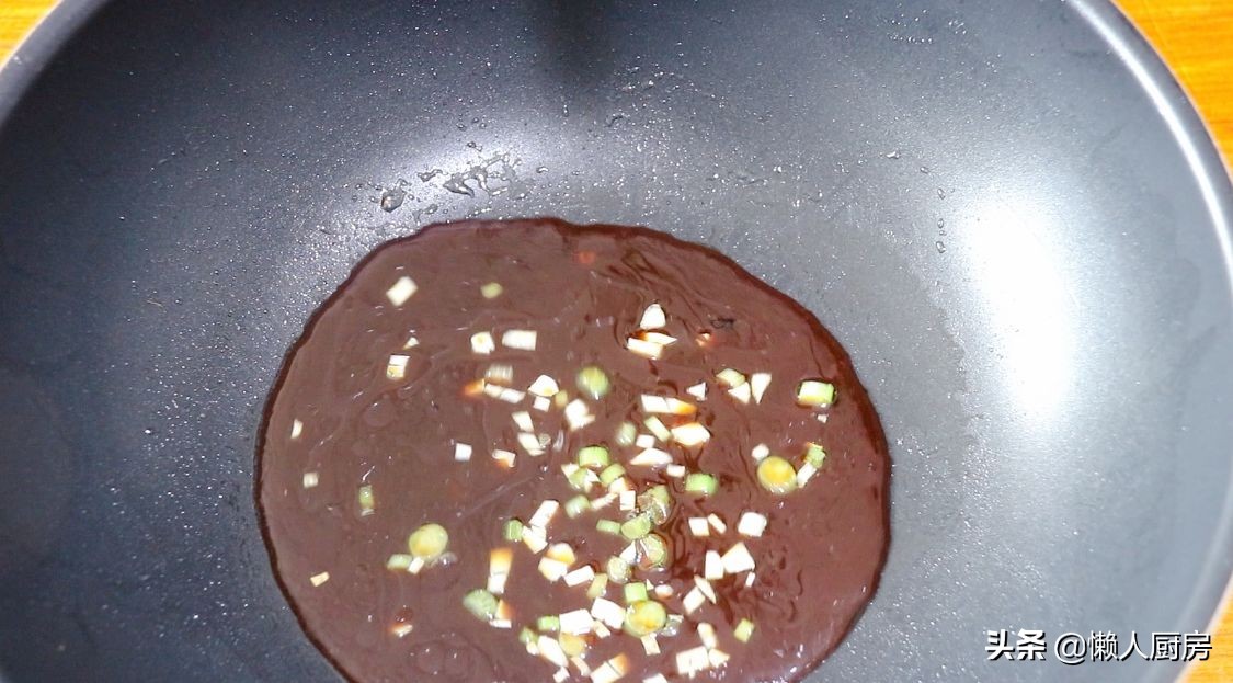 五花肉裹上澱粉糊，加一碗料汁炒，太下飯了，外皮想要更脆有竅門