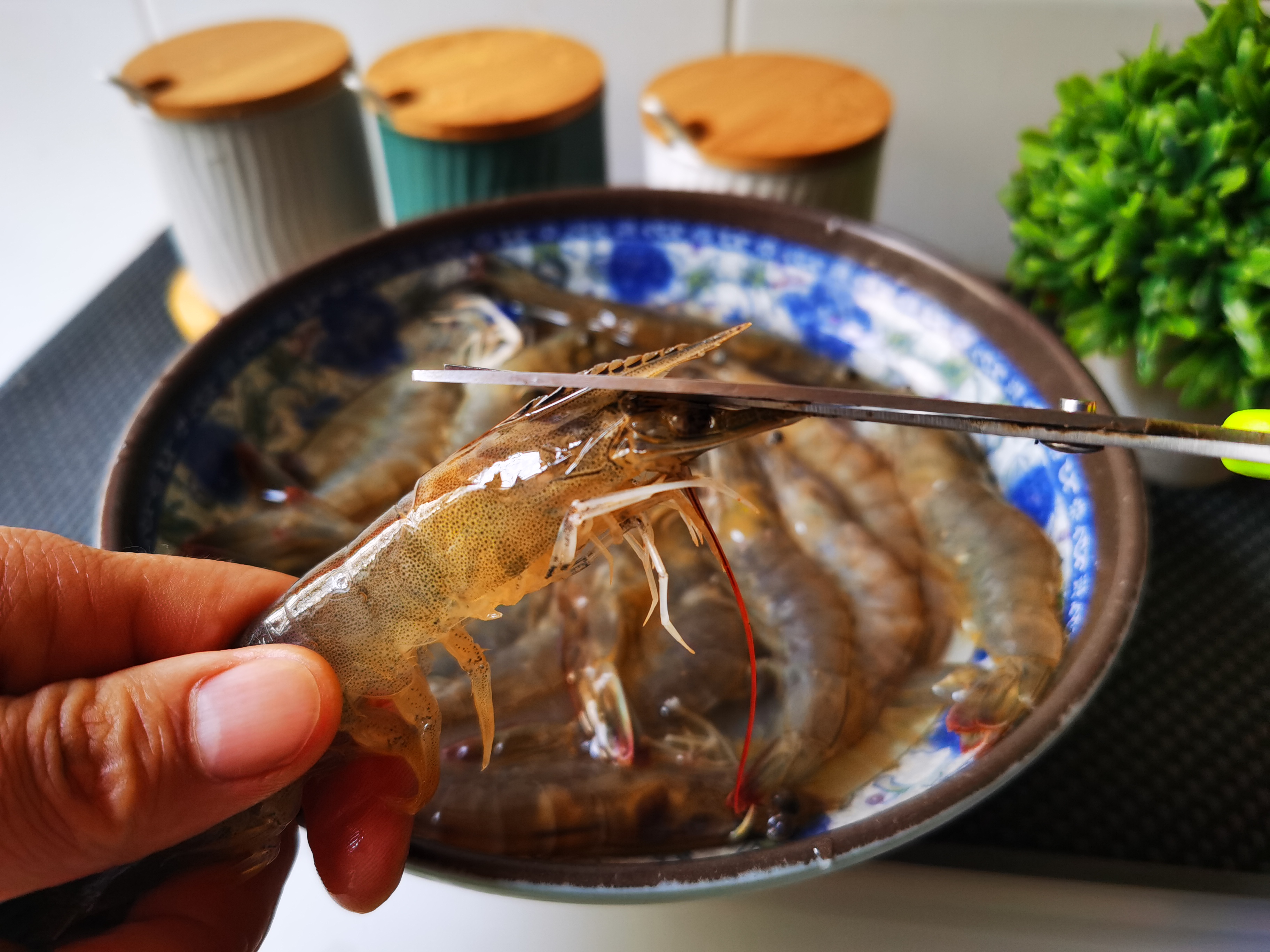 水煮虾是冷水还是热水下锅？很多人弄错了，难怪虾肉不鲜还腥