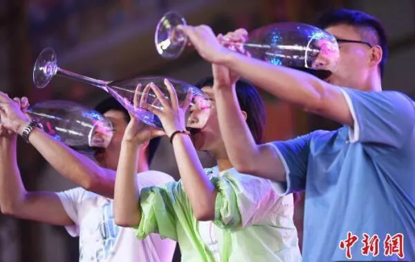 酒王争霸赛 重庆民众拿巨杯豪饮红酒