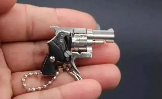 男子买卖“4厘米枪形钥匙扣”获刑！网友不淡定了：这算不算枪？