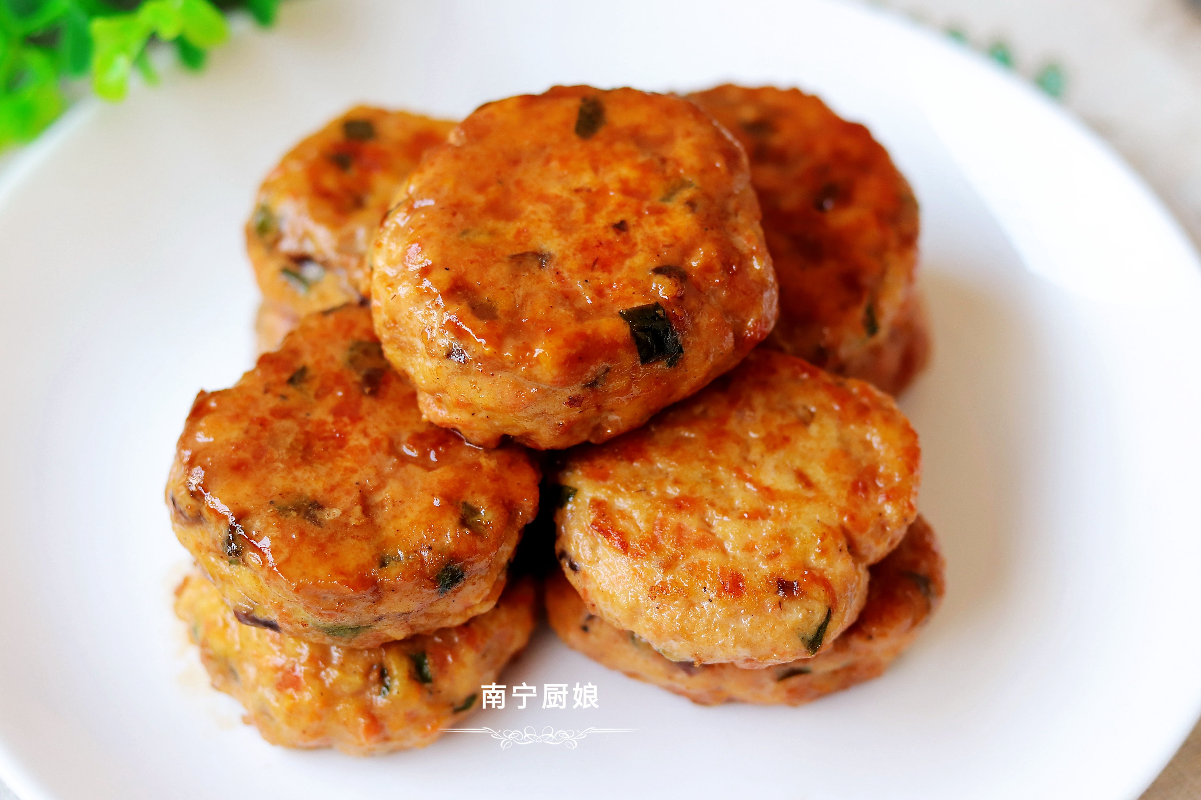 雞胸肉加入香菇雞蛋做成小餅，外酥里嫩，低脂營養，多吃也不怕胖
