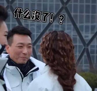 6位央视主持人室外走秀，朱迅出场不到2秒钟，康