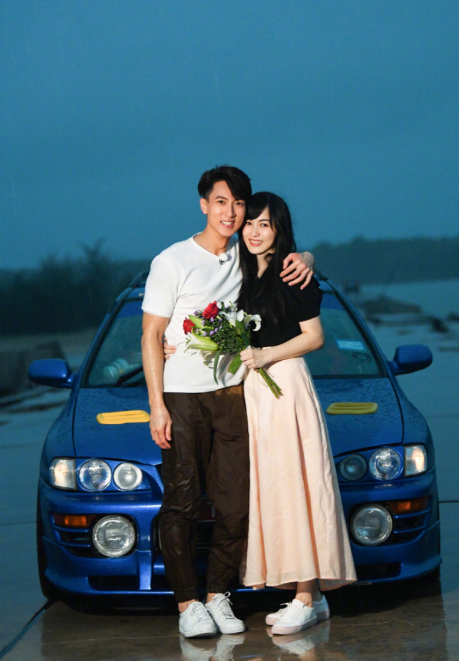 吳尊老婆私服挺顯嫩，T卹配半裙遠看似小姑娘，一看就挺受寵的