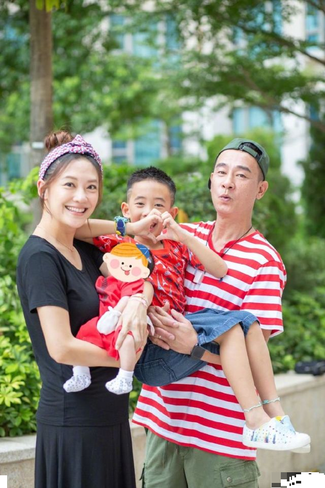 應采兒曬倆兒子有愛互動，半歲hoho爬到哥哥身上，側臉曝光了