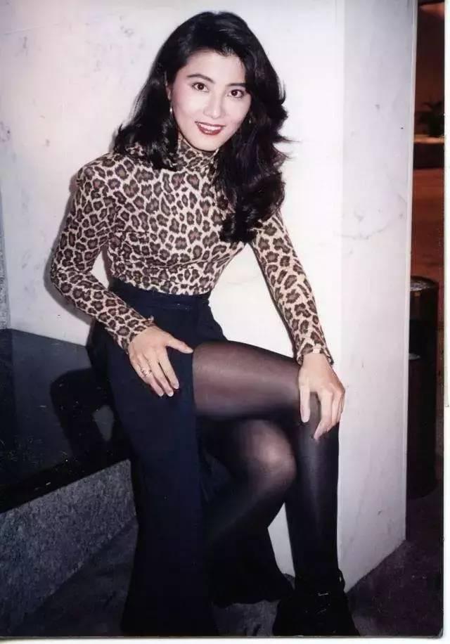 24年前，那个被周比利一脚踢进医院的女打星杨丽菁，现状如何？