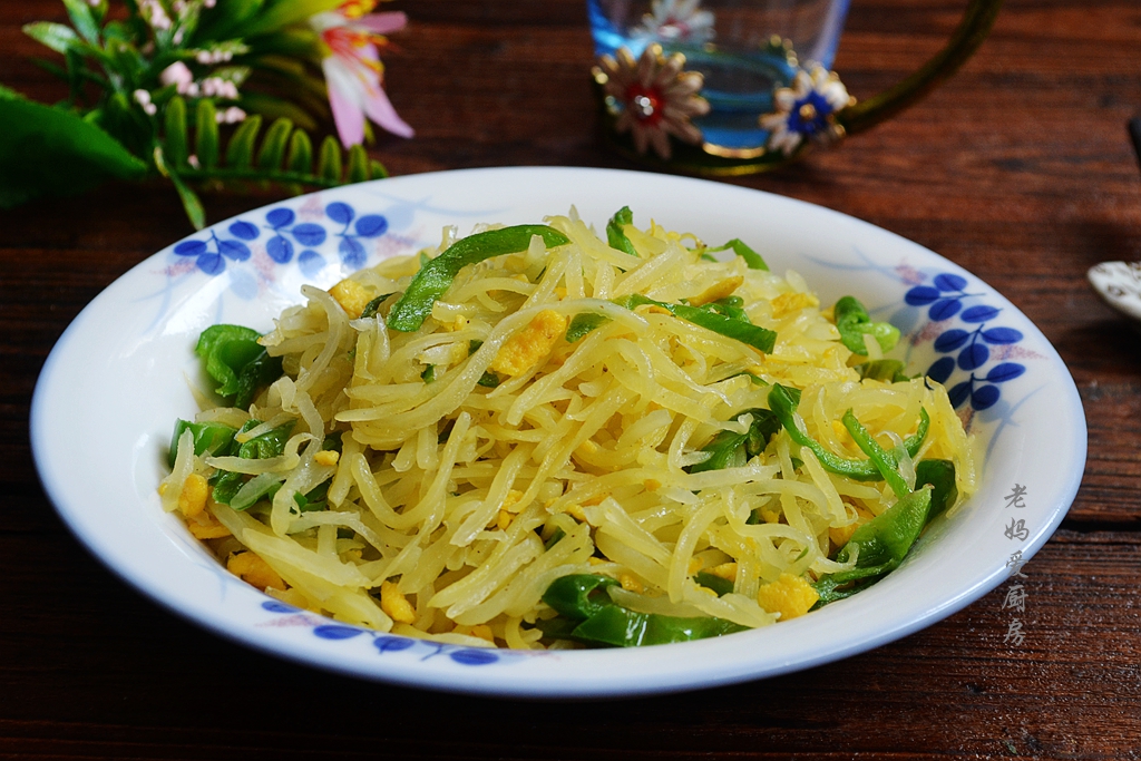 How can potato shreds keep on being fried?  The farmer’s chef has a trick, the taste is mellow and chewy