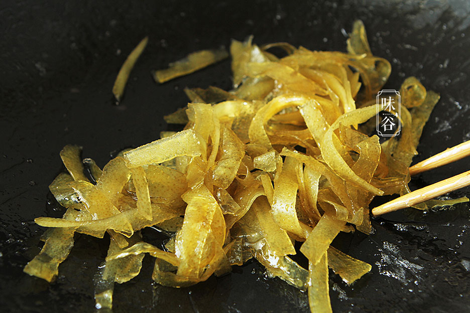 秋天这果皮扔掉太浪费，做小零食特棒，香甜有嚼劲，嗓子也爽利